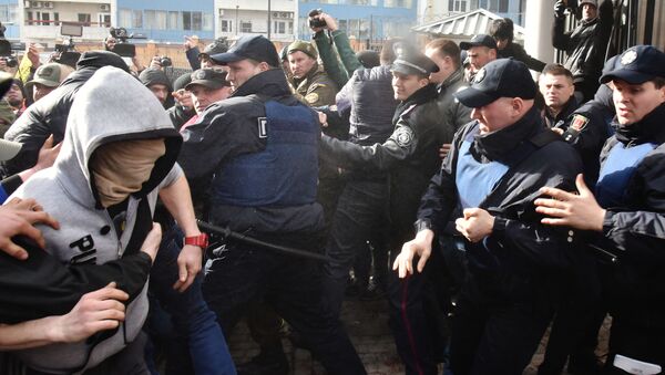 Участники акций в защиту Надежды Савченко пытаются прорваться к Генеральному консульству Российской Федерации в Одессе - Sputnik 日本