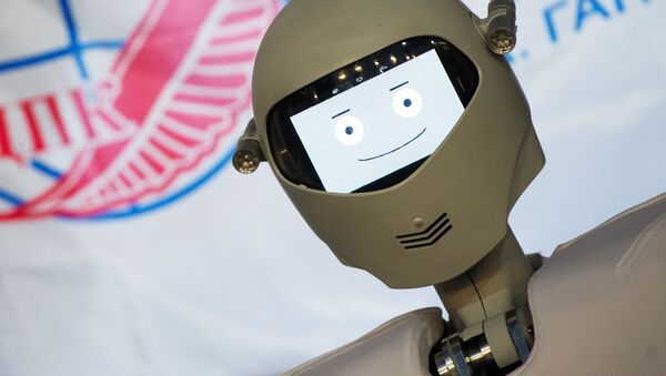 中国の駅で初のパトロールロボットが任務に就く　【写真】 - Sputnik 日本