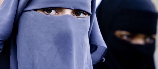 ダーイシュから逃げ出した元性奴隷の女性、拷問の恐怖を語る ダーイシュから逃げ出した元性奴隷の女性、拷問の恐怖を語る - Sputnik 日本