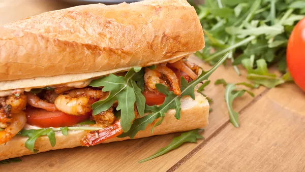 日本、観光客に「食べ歩き」自粛を呼びかける　歩きながらの間食は何が危険なのか？