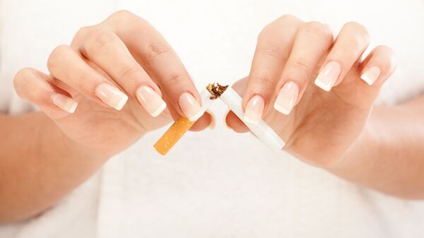 Пальцы ломают сигарету - Sputnik 日本