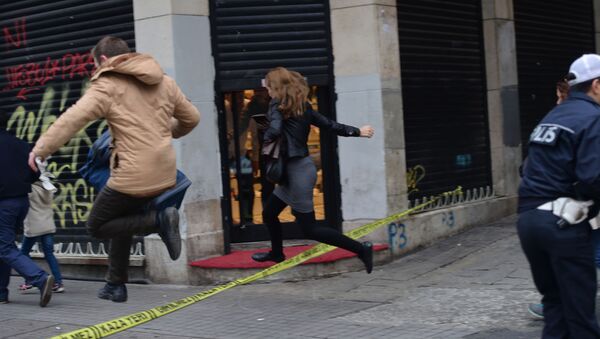 Люди бегут с места теракта в крупном торговом и туристическом районе Стамбула - Sputnik 日本