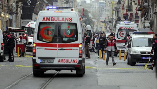 Оказание помощи пострадавшим месте теракта в крупном торговом и туристическом районе Стамбула - Sputnik 日本
