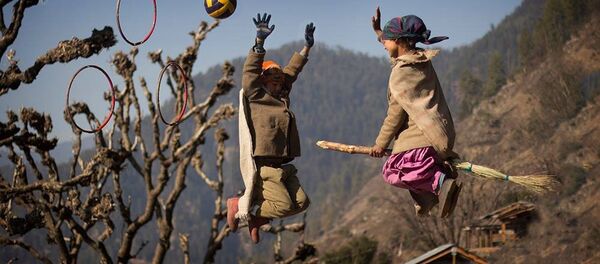 Kids in Indian village play Quidditch - Sputnik 日本