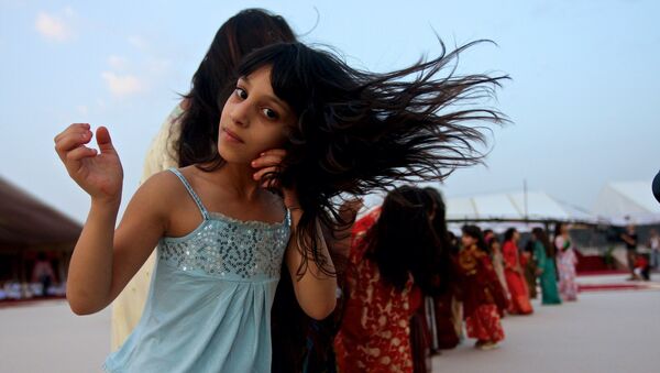 クウェートの若い女性たち　髪の毛の中でノミを繁殖させる - Sputnik 日本