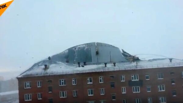 ロシア連邦クラスノヤルスク地方　5階建アパートの屋根が飛ばされる - Sputnik 日本