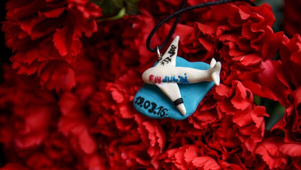 Цветы в память о погибших в авиакатастрофе Boeing-737 у представительства Ростовской области в Москве - Sputnik 日本