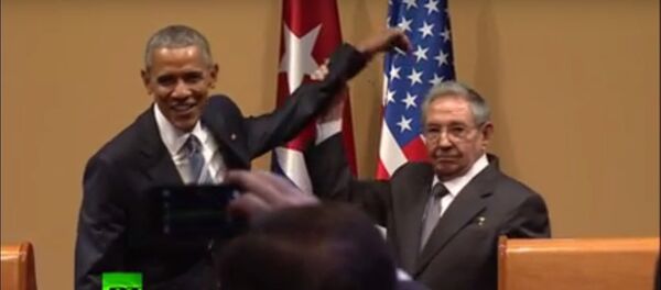 ラウル・カストロ　オバマ大統領が肩を叩こうとするのを許さず - Sputnik 日本
