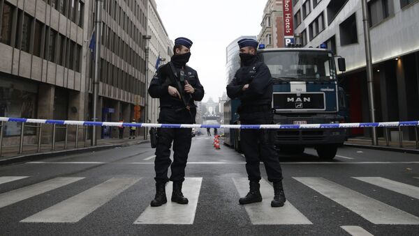 Офицеры бельскийской полиции у станции метро после взрыва в Брюсселе - Sputnik 日本