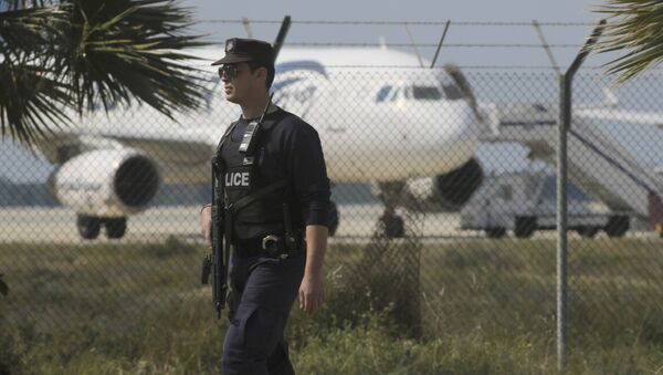 Police stand guard at Larnaca Airport near a hijacked Egyptair Airbus A320 , March 29, 2016 - Sputnik 日本