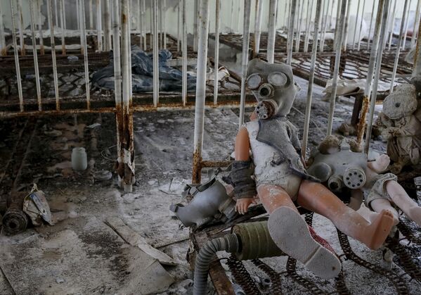 チェルノブイリの廃墟の街プリピャチ遺跡、ガスマスクをつけた人形 - Sputnik 日本
