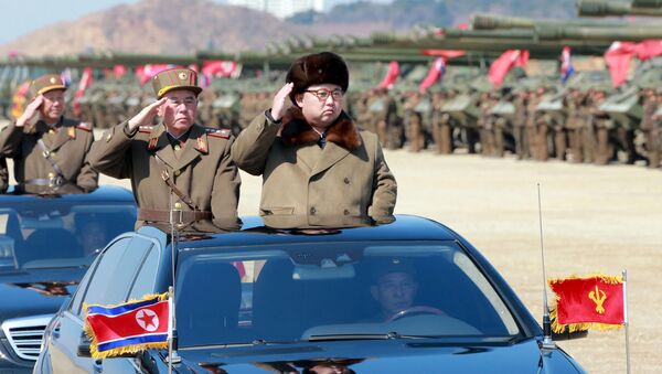 Лидер КНДР Ким Чен Ын приветствует военнослужащих - Sputnik 日本