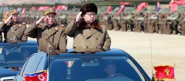 Лидер КНДР Ким Чен Ын приветствует военнослужащих - Sputnik 日本