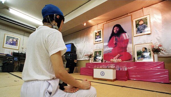 Участник религиозной секты Аум Синрике во время медитации - Sputnik 日本