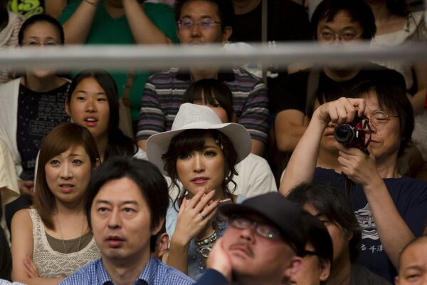 人々が女性のバトルを観戦 - Sputnik 日本
