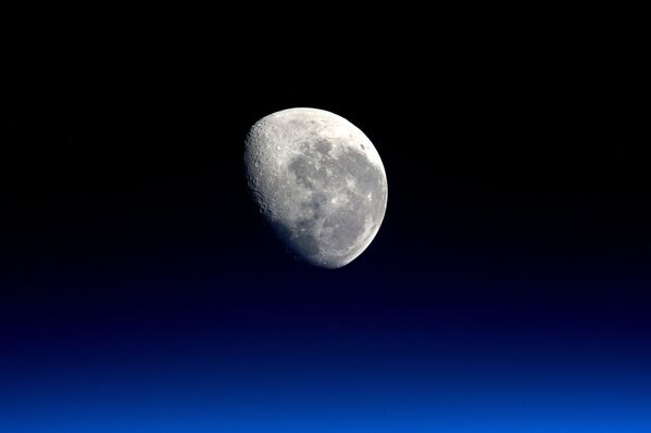 国際宇宙ステーション(ＩＳＳ)第17次長期滞在クルー、欧州宇宙機関（ESA）のティモシー・ピーク飛行士が撮った月の写真。 - Sputnik 日本