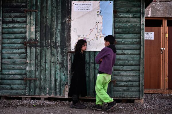 ギリシャ・ヒオス島の港近くにある難民・移民受け入れ施設の子供達。 - Sputnik 日本