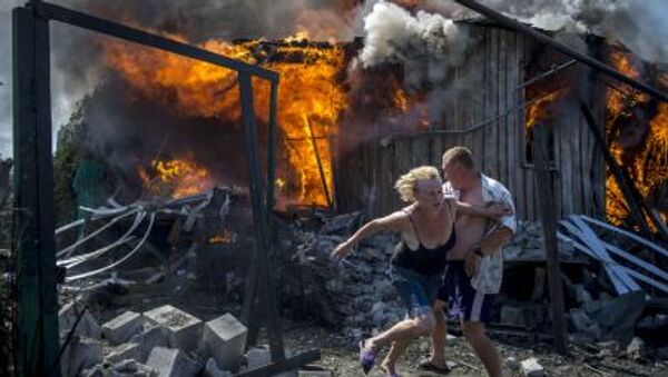 ウクライナ軍の空爆による火災から逃げる地元の住民たち。 - Sputnik 日本