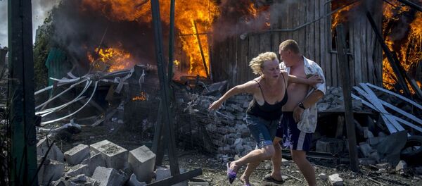 ウクライナ軍の空爆による火災から逃げる地元の住民たち。 - Sputnik 日本