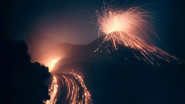 ユーラシア最大の活火山 5500メートルの高さに火山灰を噴上げる ユーラシア最大の活火山 5500メートルの高さに火山灰を噴上げる - Sputnik 日本