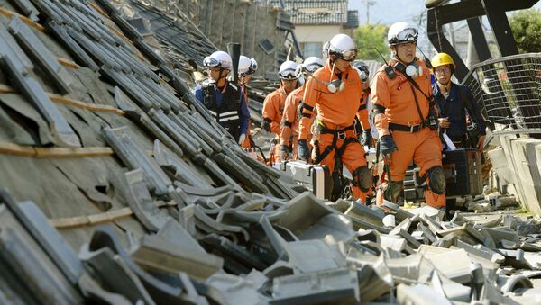 Спасатели на месте разрушенных зданий после землетрясения в городе Машики, Япония - Sputnik 日本