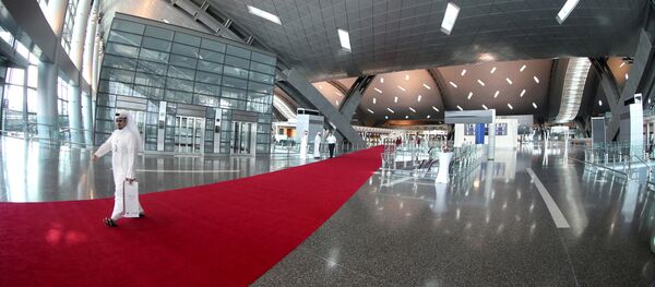 Красная ковровая дорожка в терминале международного аэропорта Хамад в Дохе - Sputnik 日本