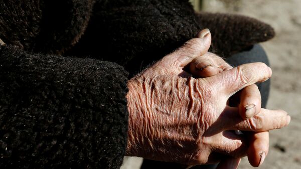 Руки 90-летнего жителя Зоны отчуждения Ивана Шеменок   - Sputnik 日本
