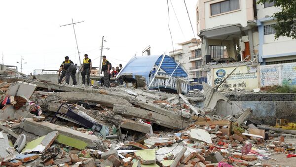 Police officers stand on debris after an earthquake struck off Ecuador's Pacific coast, at Tarqui neighborhood in Manta April 17, 2016 - Sputnik 日本