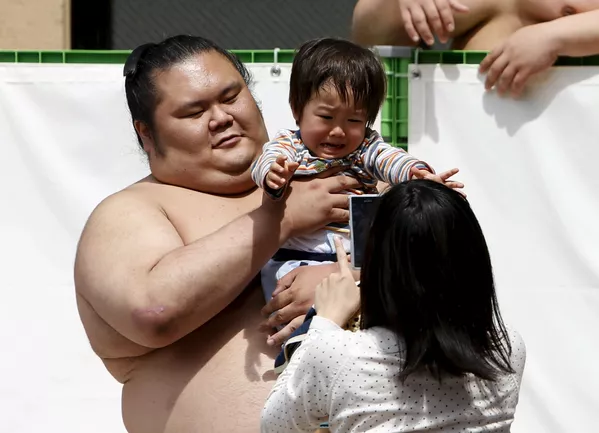 子供と一緒に写真を撮る力士。 - Sputnik 日本