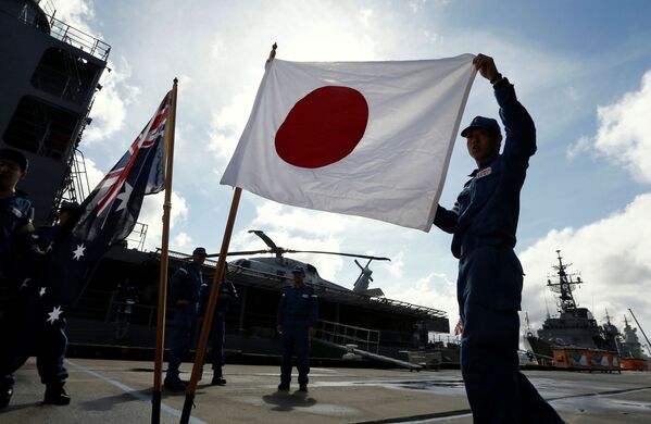 駆逐艦「うみぎり」乗組員、合同軍事演習に関する記者会見の前に日の丸を広げる - Sputnik 日本