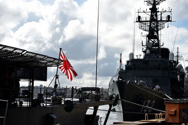 4月15日から4月26日に開催される年例二国間演習に参加する駆逐艦「うみぎり」隣で日本海軍旗が広げられる - Sputnik 日本