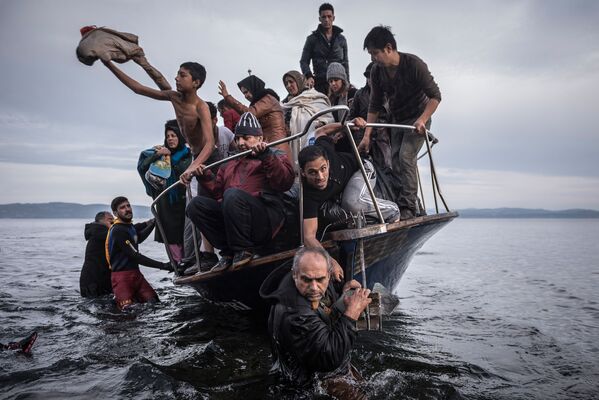 ギリシャのレスボス島に到着するシリアからの難民 - Sputnik 日本