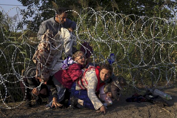 セルビアとハンガリーの国境を越えるシリア難民 - Sputnik 日本