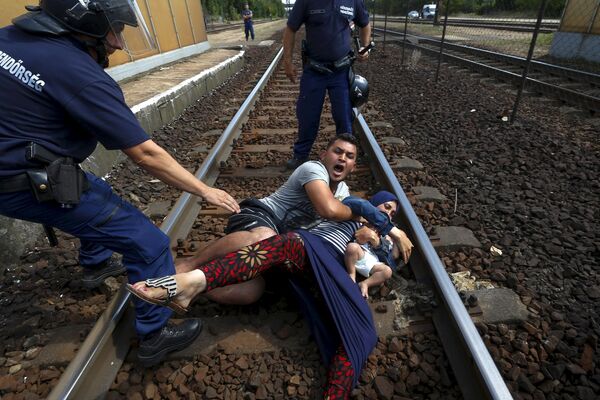 ハンガリー国境の難民たち - Sputnik 日本