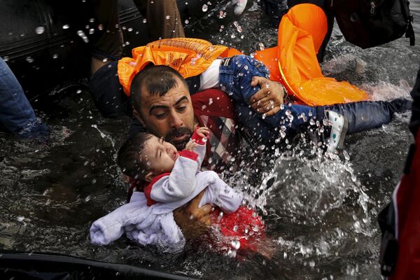 子供を抱くシリアからの難民 - Sputnik 日本