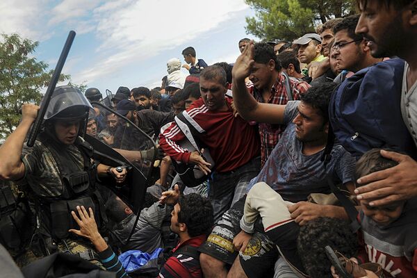 マケドニアの警察と衝突する難民たち - Sputnik 日本