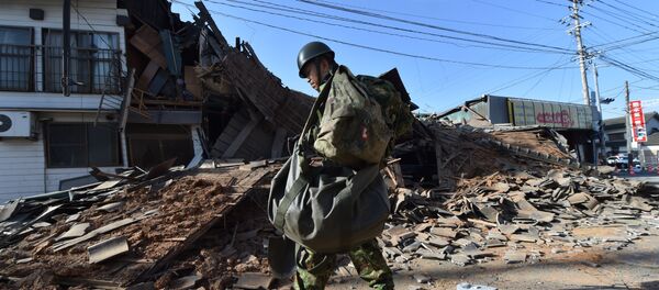 自衛隊員らは、被災者に食料品を配ったり、仮設住宅を立てたり、自宅に戻れなくなった人達のために、その他様々な救援活動を行っている。 - Sputnik 日本