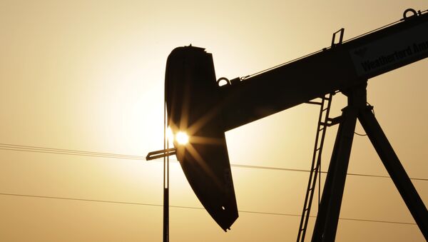 An oil pump works at sunset Wednesday, Sept. 30, 2015, in the desert oil fields of Sakhir, Bahrain - Sputnik 日本