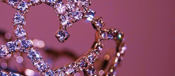 In Brazil, the runner-up in the Miss Amazon pageant ripped the crown from the winner's head. In Brazil, the runner-up in the Miss Amazon pageant ripped the crown from the winner's head. - Sputnik 日本