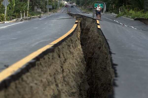 エクアドルの地震によって半分に割れた道路 - Sputnik 日本