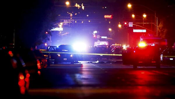 Полицейские машины на месте уличной стрельбы с жертвами в Сан-Бернардино в Калифорнии - Sputnik 日本
