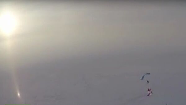 北極：ロシアのスカイダイバーたち、初の北極精密着陸を実施 - Sputnik 日本