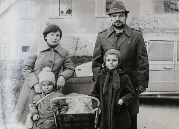 ニコライ・チェルニャフスキーさんの家族の肖像、事故の起きる直前に撮影 - Sputnik 日本
