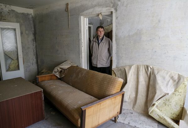 アレクセイ・エルマコフさん（４１）、チェルノブイリ原発に隣接したプリピャチ市の旧自宅で - Sputnik 日本
