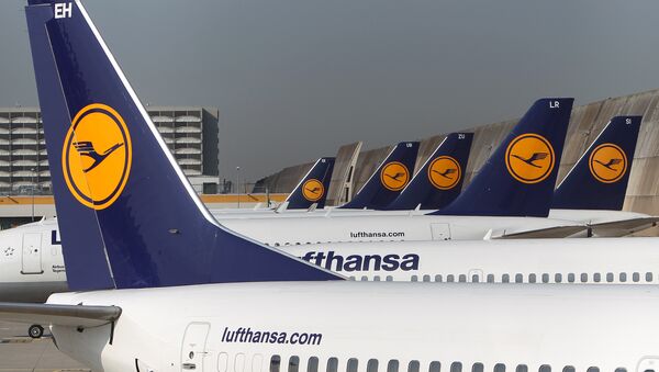 FILES - Aircrafts of German airline Lufthansa stand in park position at the airport in Frankfurt am Main, western Germany. - Sputnik 日本