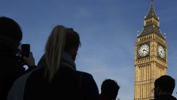 People are silhouetted against the sky as the pass the Big Ben bell tower at the Houses of Parliament in London, Britain February 22, 2016. - Sputnik 日本
