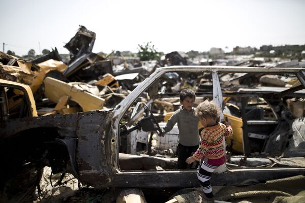 ガザ地区の貧しい地区に暮らすパレスチナの子どもたち、廃車で遊ぶ - Sputnik 日本