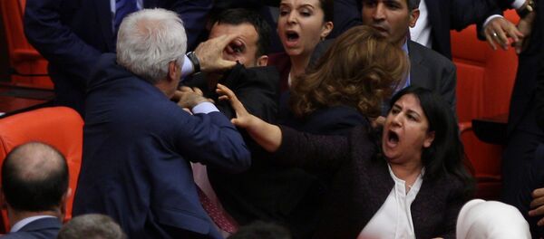 トルコ議会で大乱闘 - Sputnik 日本