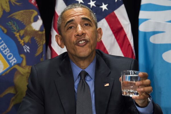 バラク・オバマ米大統領、ミシガン州の集会中に水を飲む - Sputnik 日本