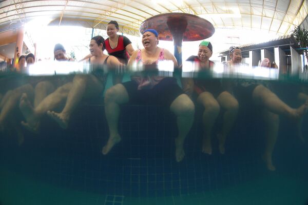 バンコクのプールで泳ぐ高齢者 - Sputnik 日本